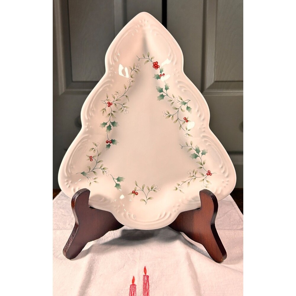 Pfaltzgraff Winterberry Christmas Tree Shaped Serving Dish Candy in Box